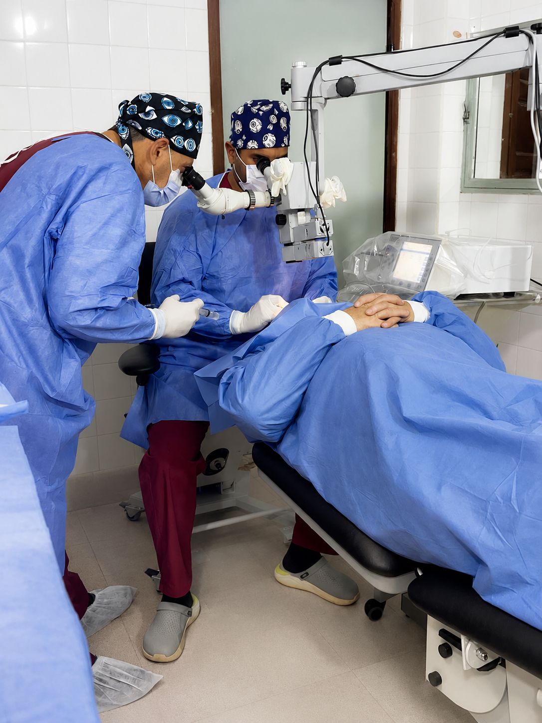 Profesional de Centro de Ojos Belén junto a equipo oftalmológico